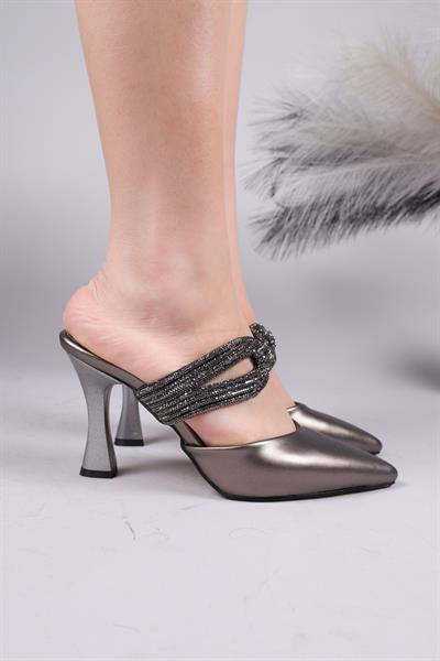 IZARD Taşlı Burnu Kapalı Topuklu Terlik PLATİN