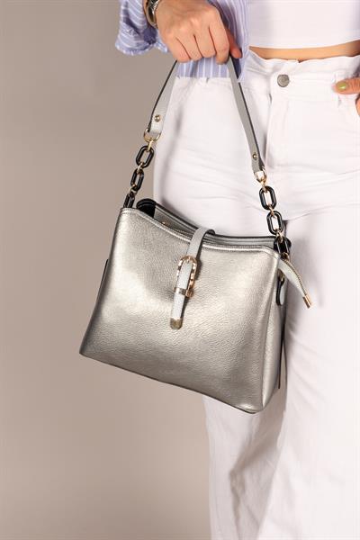 Kemer Aksesuarlı Zincir Detaylı Çanta GÜMÜŞ