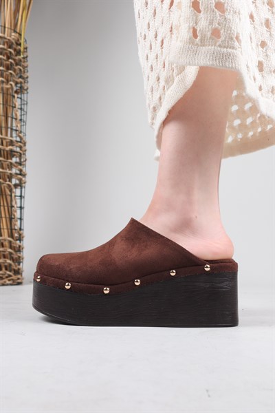 LORETO Troklu Burnu Kapalı Dolgu Topuk Terlik KAHVERENGİ