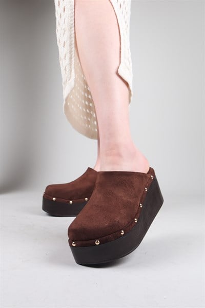 LORETO Troklu Burnu Kapalı Dolgu Topuk Terlik KAHVERENGİ