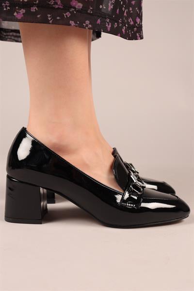 MALVEN Elmas Tokalı Rugan Topuklu Ayakkabı SİYAH