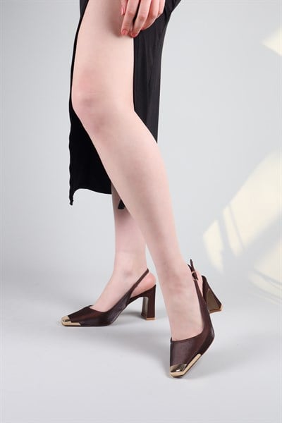 MEDAL Burnu Metal Aksesuarlı Topuklu Ayakkabı KAHVERENGİ