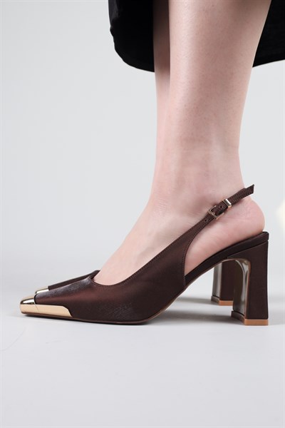 MEDAL Burnu Metal Aksesuarlı Topuklu Ayakkabı KAHVERENGİ