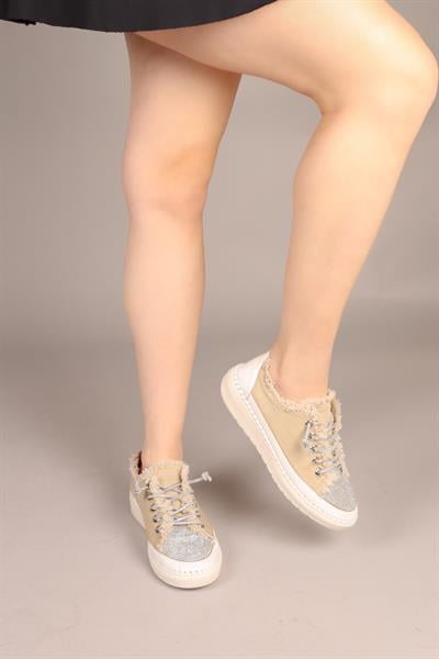 REİNA Taş Bağcık ve Aksesuarlı Kot Sneakers BEJ