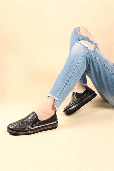 Taş Baskılı Lastikli Sneakers SİYAH