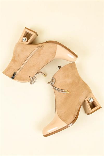 RUBY Topuk Detaylı Süet-Rugan Garnili Topuklu Bot NUDE