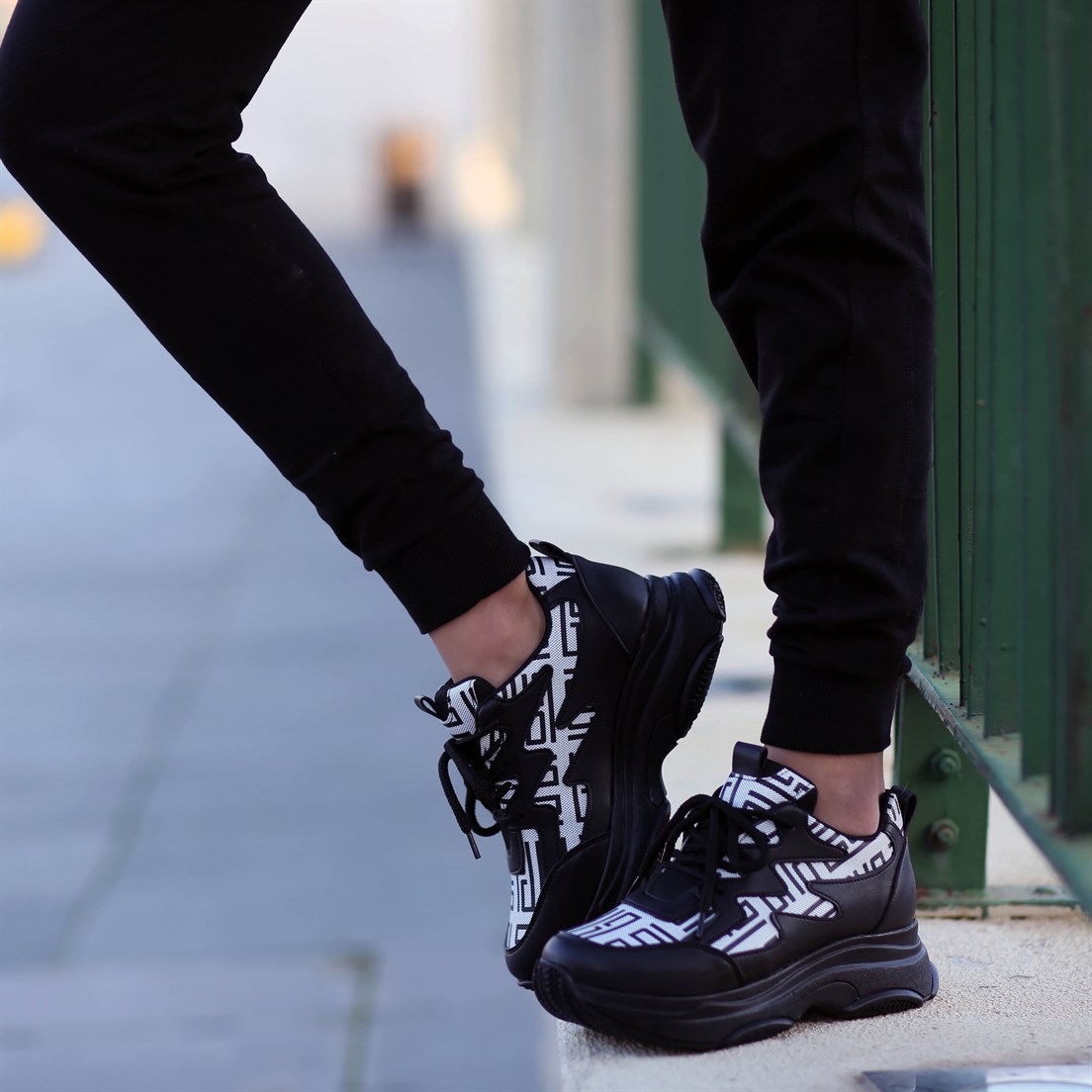 Kalın Tabanlı Siyah-Beyaz Kadın Spor Ayakkabı