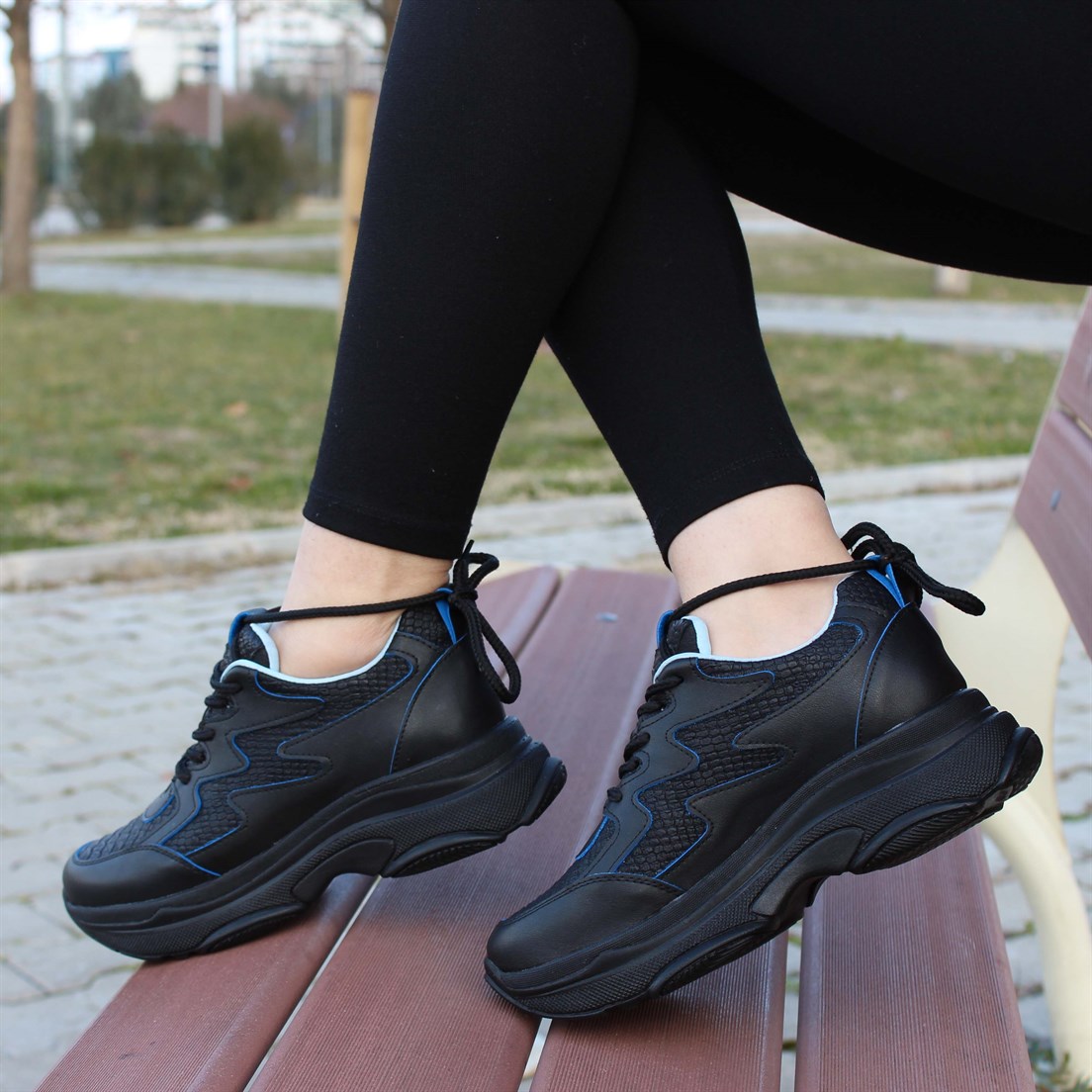 Yılan Detaylı Siyah Kadın Spor Ayakkabı