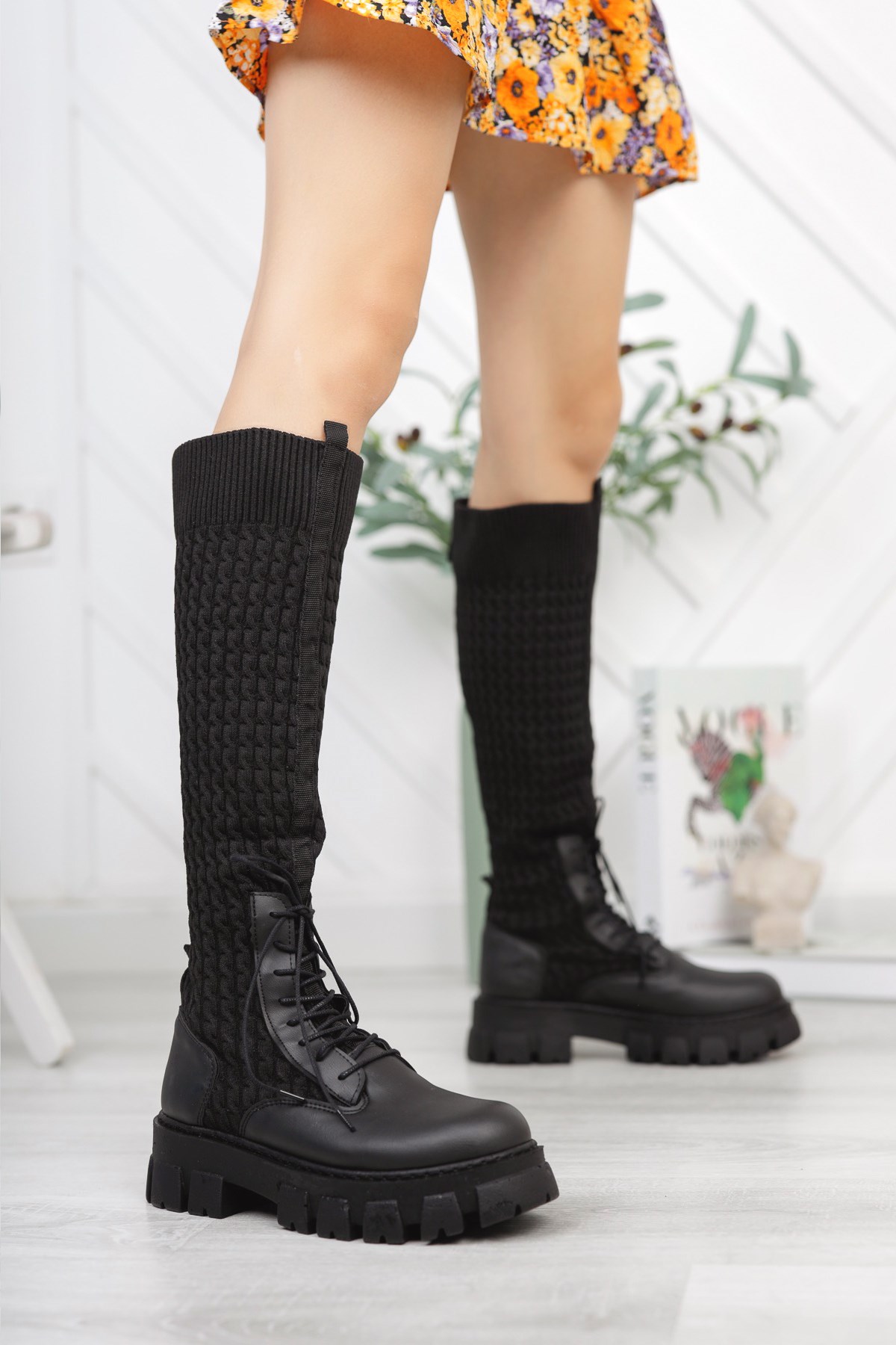 Çorap Detaylı Bağcıklı Siyah Kadın Çizme