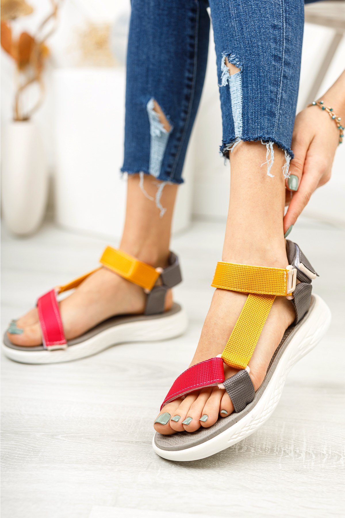 Fuşya-Sarı-Füme Cırtlı Kadın Sandalet