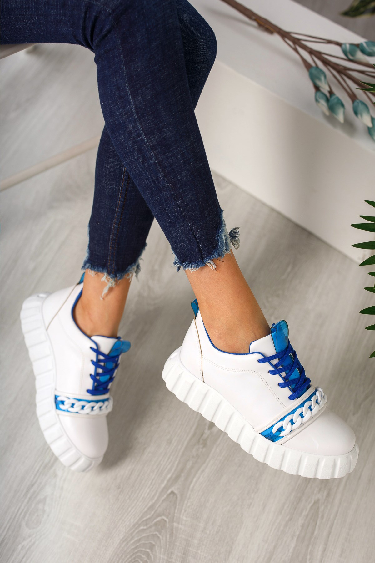 Zincir Detaylı Mavi-Beyaz Kadın Spor Ayakkabı