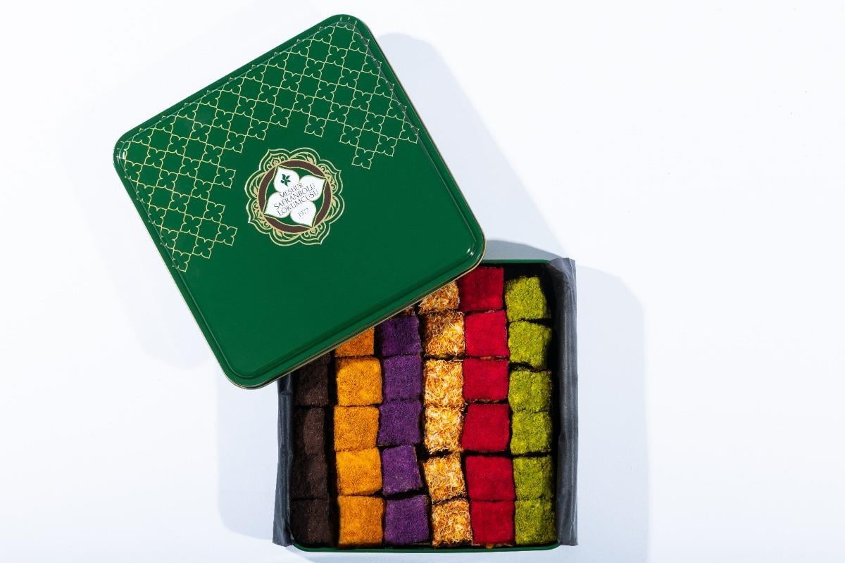 HEDİYELİK ÜRÜNLERYeşil Metal Kutu Karışık Baklava Lokum 600 gr
