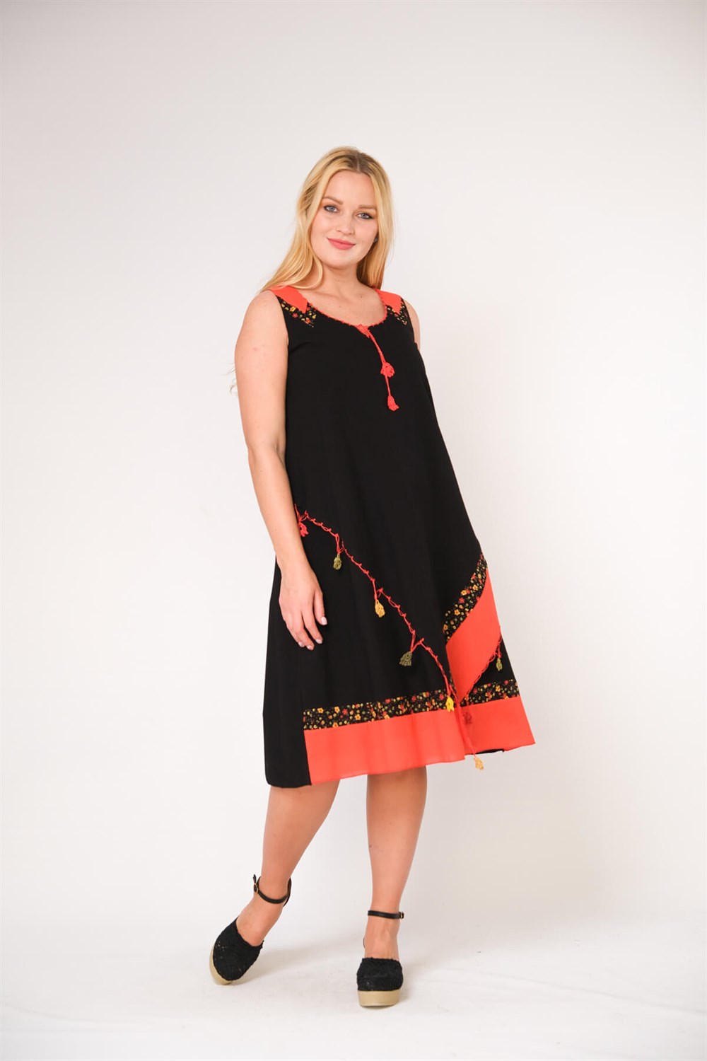 9067- Siyah Oyalı Elbise