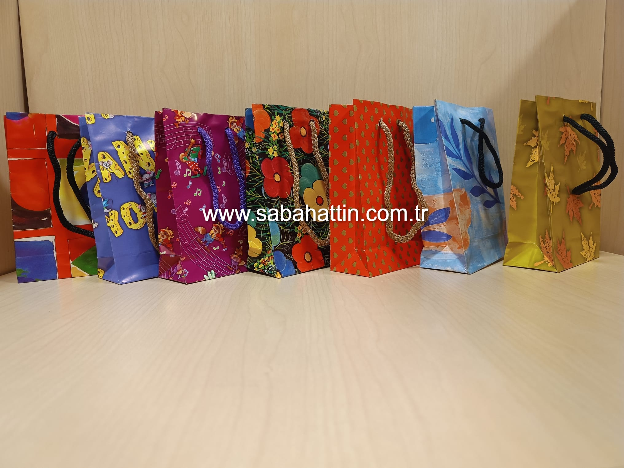 EKONOMİK KARTON POŞET KARIŞIK DESENLİ - CARTON BAG MIX PATTERN