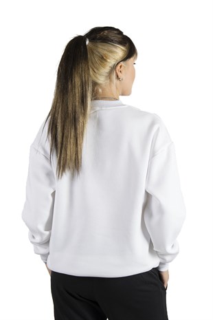 Kadın Beyaz Oversize Üç İplik Şardonlu Bisiklet Yaka Sweatshirt 22K-5200177-5