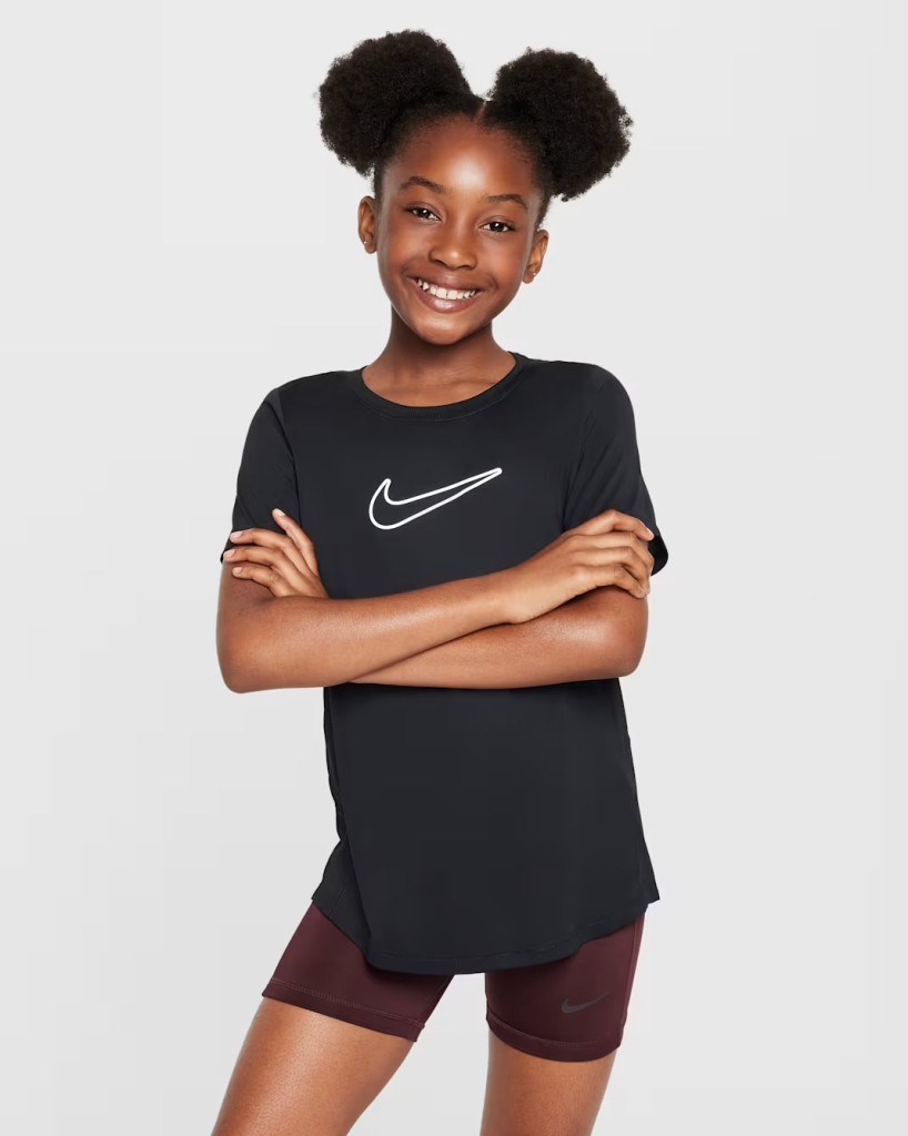 Nike FZ5600-010 One Fitted Dri-FIT Kısa Kollu Genç Çocuk (Kız) Tişört - Siyah