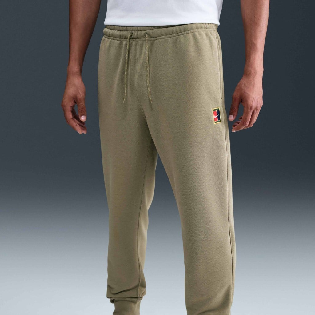 NikeCourt HM6766-276 Heritage Dri-FIT Fleece Erkek Tenis Jogger'ı - Zeytin Yeşili 