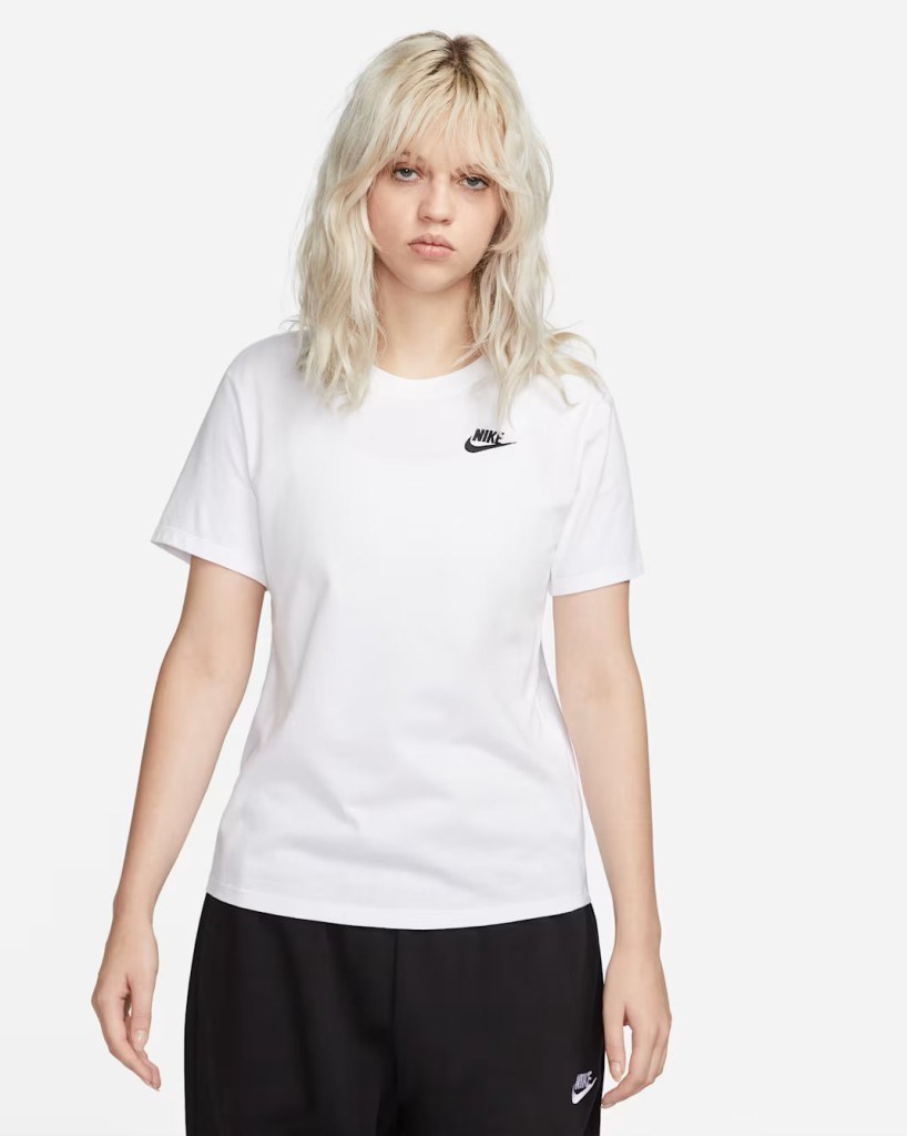 Nike Sportswear Club Essentials DX7902-100 Kadın Tişörtü - Beyaz