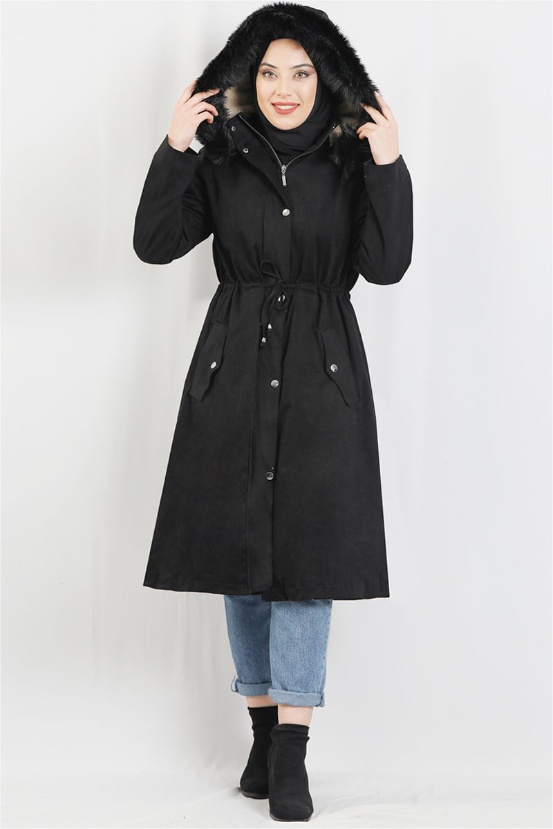 Kapüşonlu Siyah Kaban