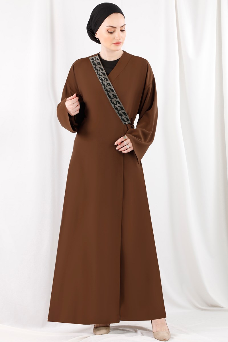 1358 Yakası Şeritli Kahverengi Abaya