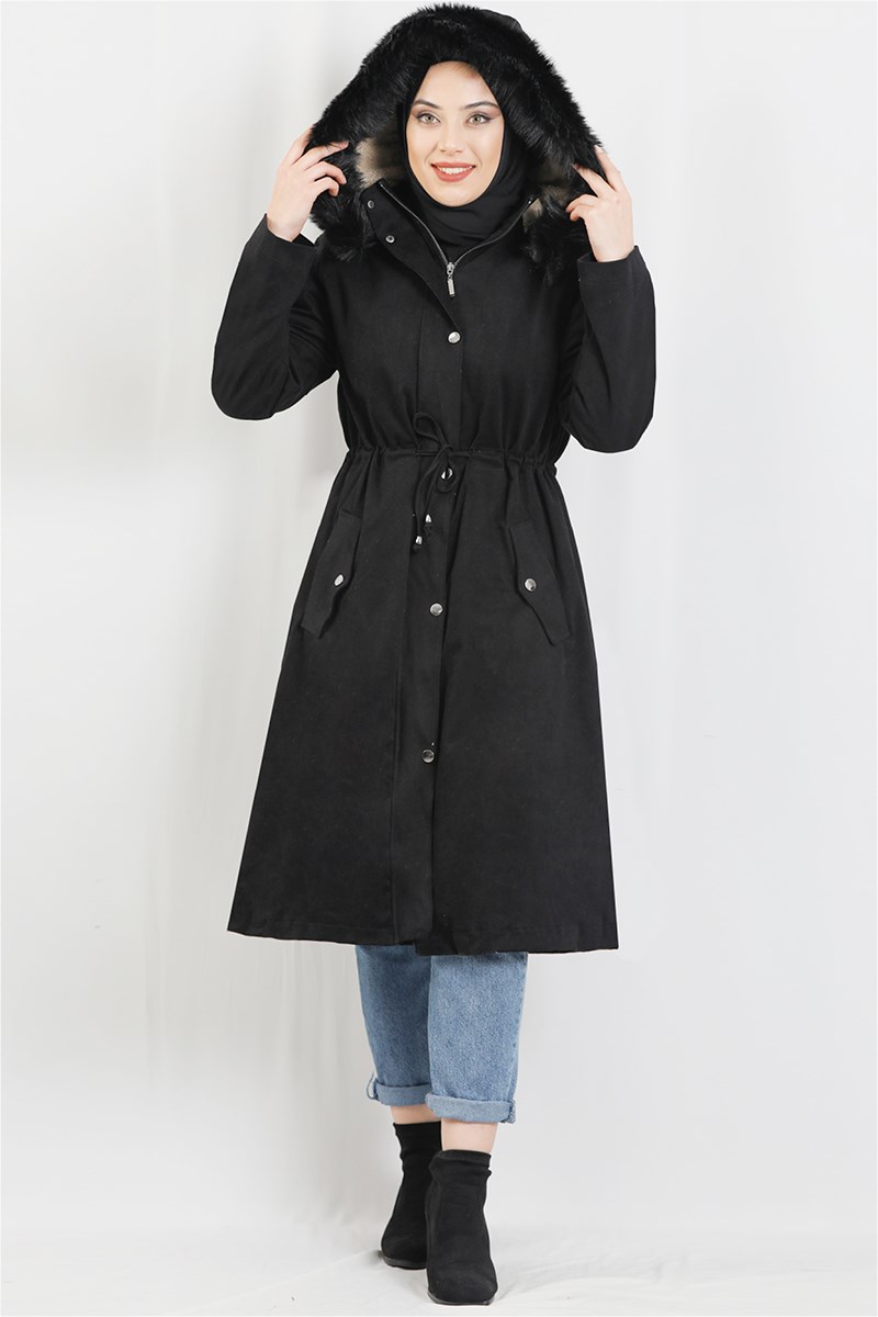 Kapüşonlu Siyah Kaban