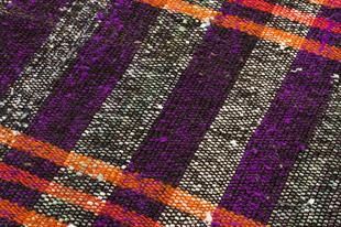 EŞSİZ EL DOKUMA KOYU MOR RENGİ KEÇİ KILI YÜNLÜ KİLİMİ