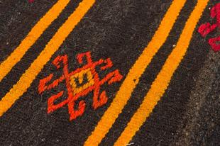 GERÇEK EL DOKUMA SARI KIRIMIZI RENGİ ÇİÇEKLİ DESEN YÜN KİLİM