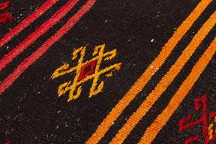 ANADOLU EL DOKUMA SARİ KİREMİT RENGİ ÇİÇEKLİ DESEN YÜN KİLİM