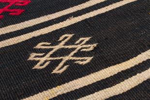 EL DOKUMA SİYAH RENGİ GEOMETRİK DESEN KİLİM PASPAS