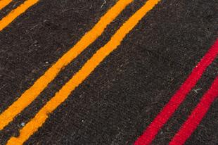 GENELEKSELEL DOKUMA SARİ KIRMIZI RENGİ ÇİZGİLİ KEÇİ KILI KİLİM