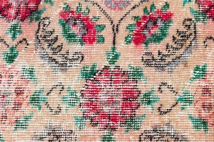 GENELEKSEL EL DOKUMA NATUREL RENGİ ÇİÇEKLİ DESEN ESKİTME VİNTAGE HALISI