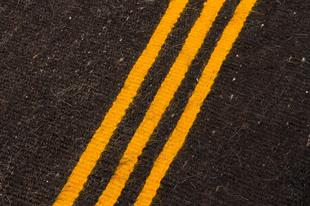 GENELEKSELEL DOKUMA SARİ KIRMIZI RENGİ ÇİZGİLİ KEÇİ KILI KİLİM