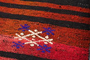 GERÇEK EL DOKUMA SİYAH KIRMIZI RENGİ ÇİZGİLİ KEÇİ KILI YÜN KİLİM