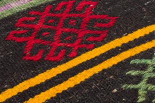 RENKLİ ÇİZGİLİ SİYAH KEÇİ KILI EL DOKUMA KİLİM PASPAS