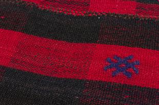 SİYAH KIRMIZI RENGİ KARELİ DESEN KİLİM PASPAS