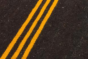 GENELEKSELEL DOKUMA SARİ KIRMIZI RENGİ ÇİZGİLİ ETNİK KİLİM