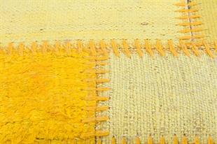 SARI RENKLI KİLİMDEN ÜRETİLMİŞ PUF 35X40 CM