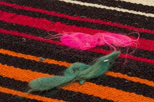 BEYAZ TURUNCU RENGİ KEÇİ KILI KİLİM PASPAS