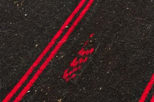 GENELEKSEL EL DOKUMA SİYAH KİRMİZİ RENGİ ÇİZGİLİ DESEN KİLİM