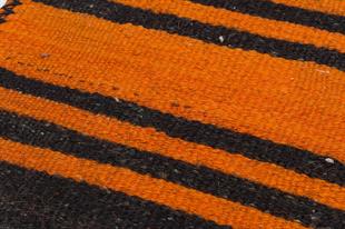 TURUNCU KIRMIZI RENGİ EL DOKUMA SİYAH KEÇİ KILI KİLİM YÜNLÜ PASPAS