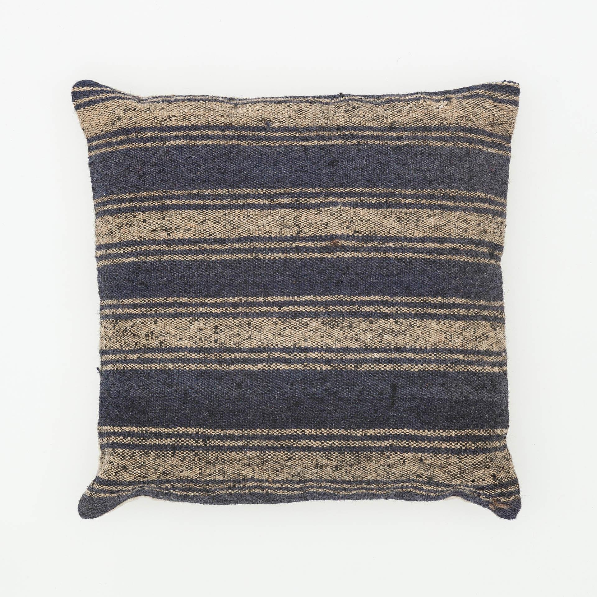 EŞSİZ EL DOKUMA BEJ LACİVERT RENGİ KİLİM YASTIK KILIFI