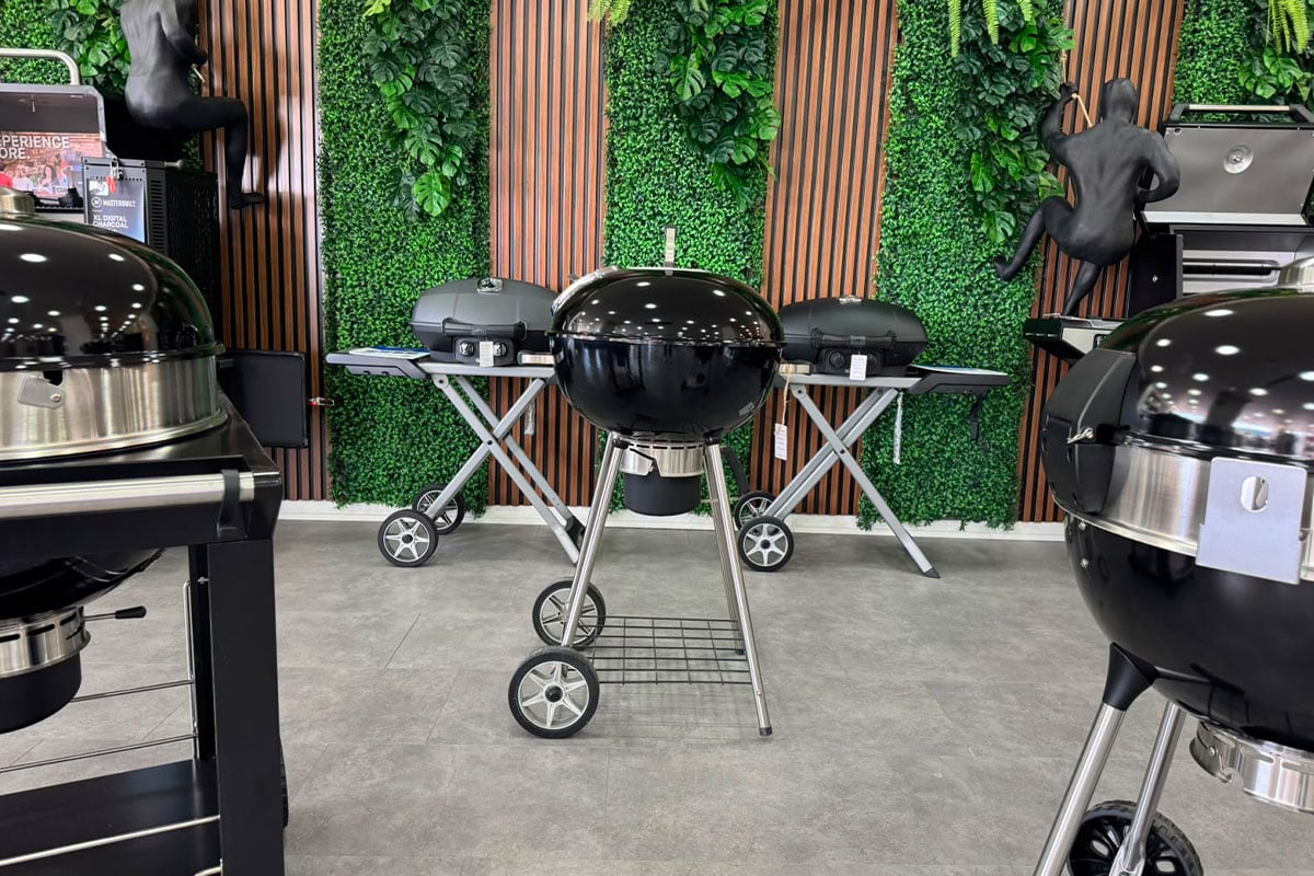 Napoleon kömürlü barbekü serisi mağaza teşhir alanı