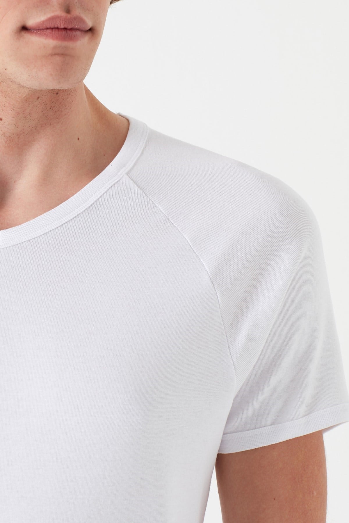 Mavi V Yaka T-Shirt Beyaz Erkek T-Shirt