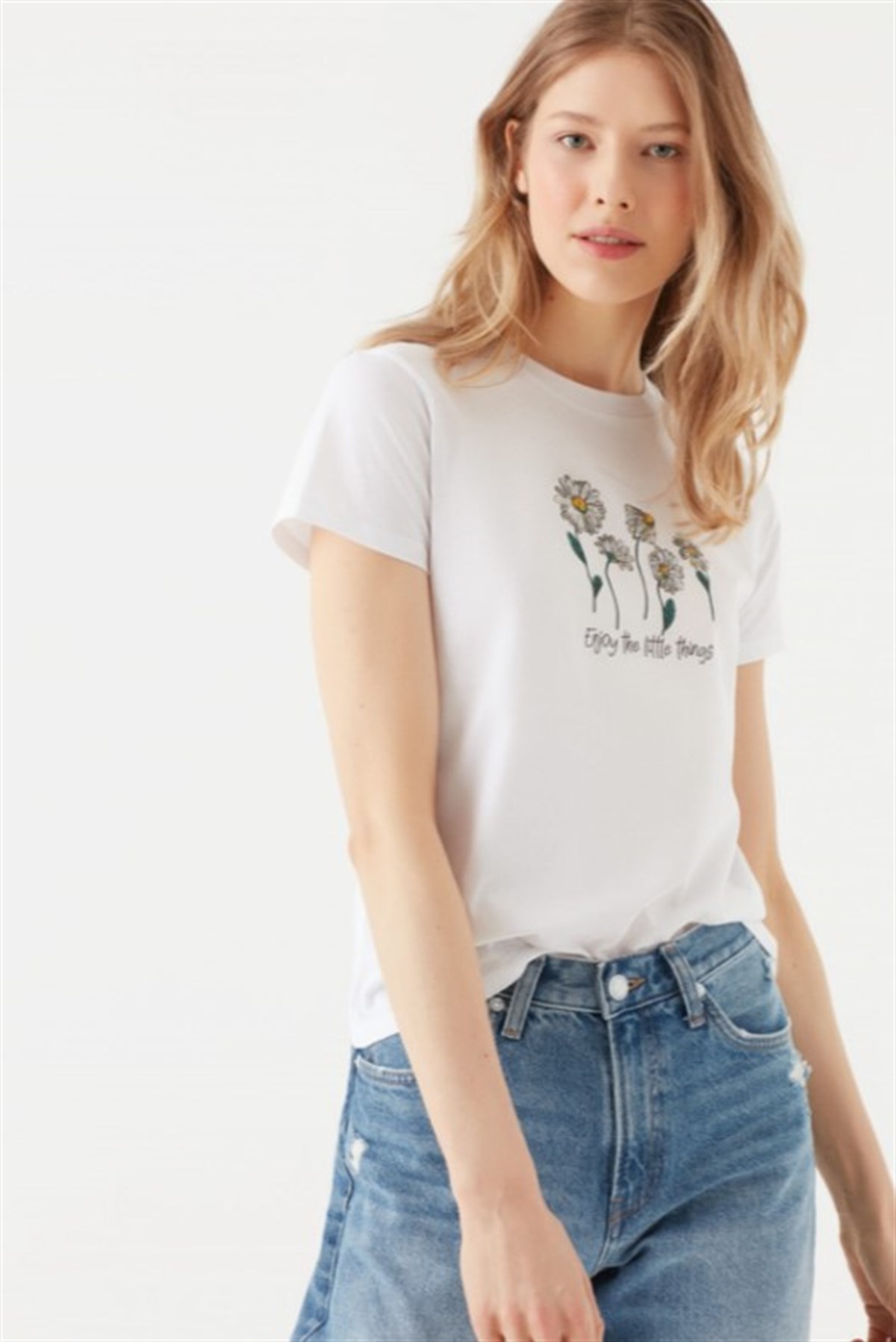 Mavi Papatya Baskılı  Beyaz Kadın T-Shirt