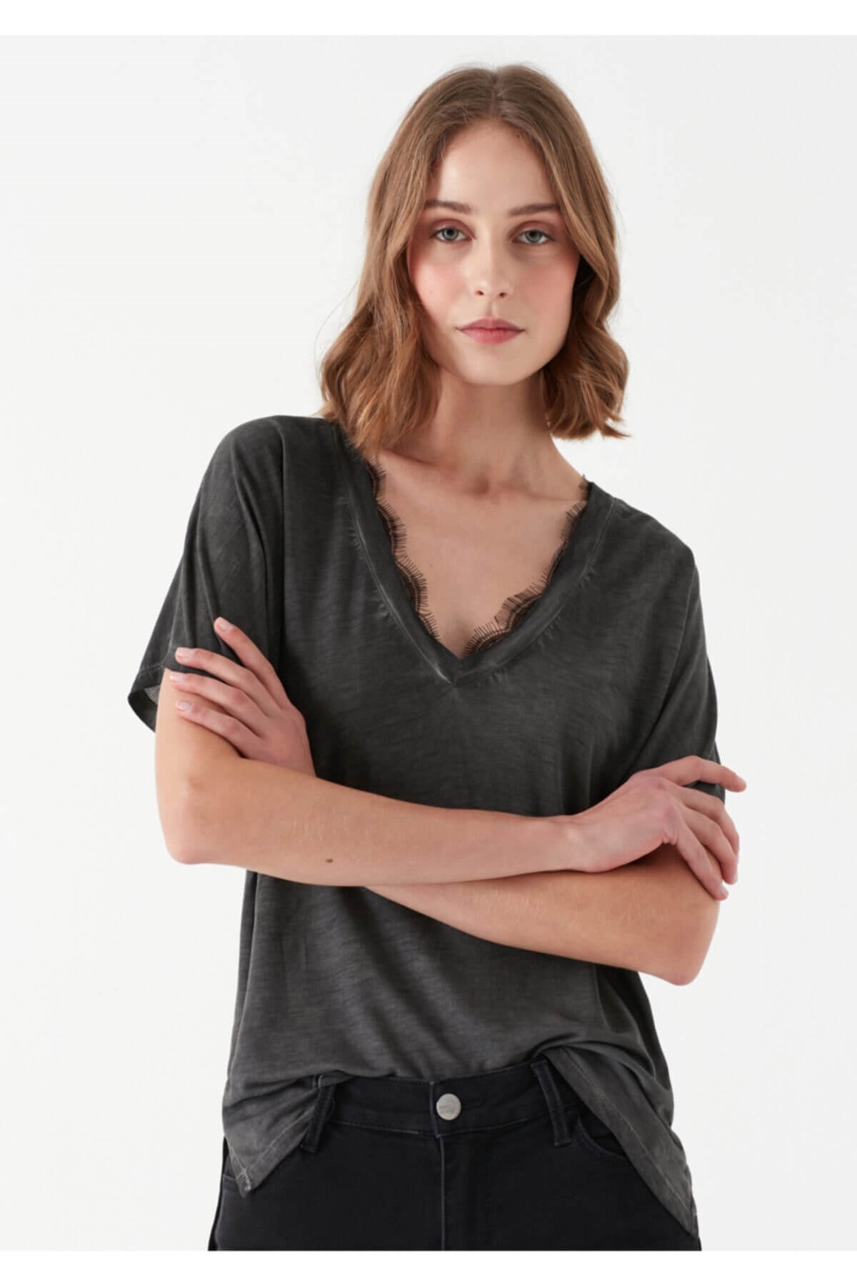 168613-900Mavi Dantel Detaylı  Siyah Kadın T-Shirt