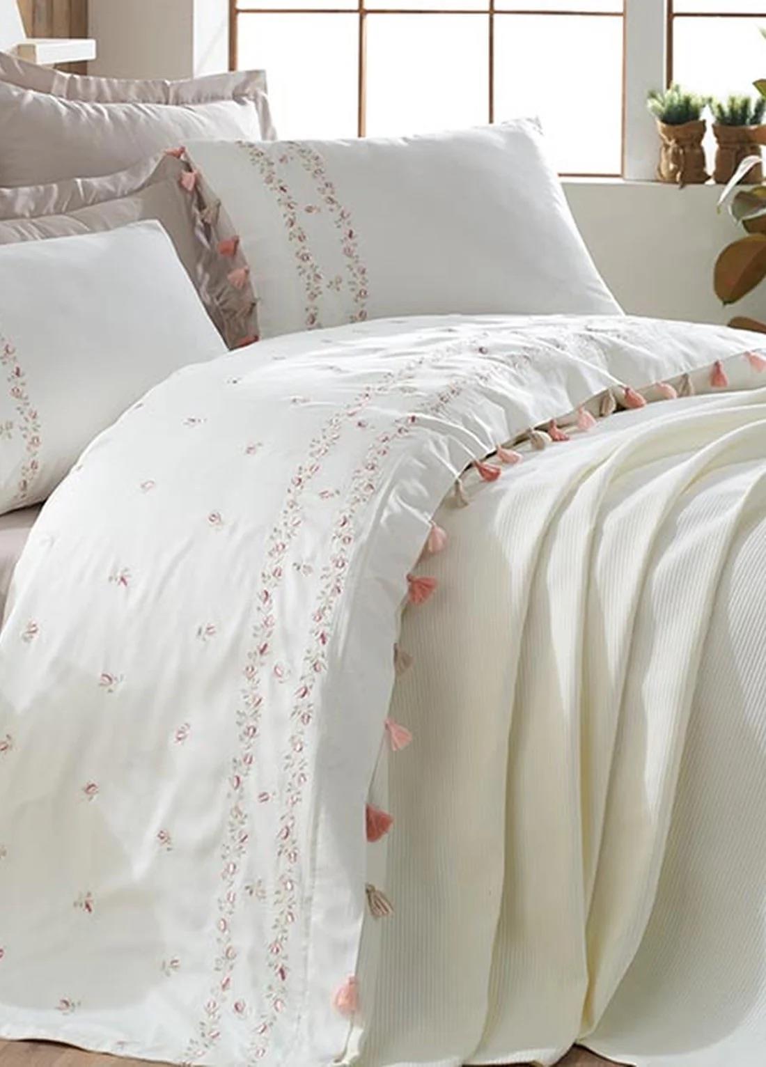 Dantela Vita Royal Nakışlı Püsküllü Pike Takımı