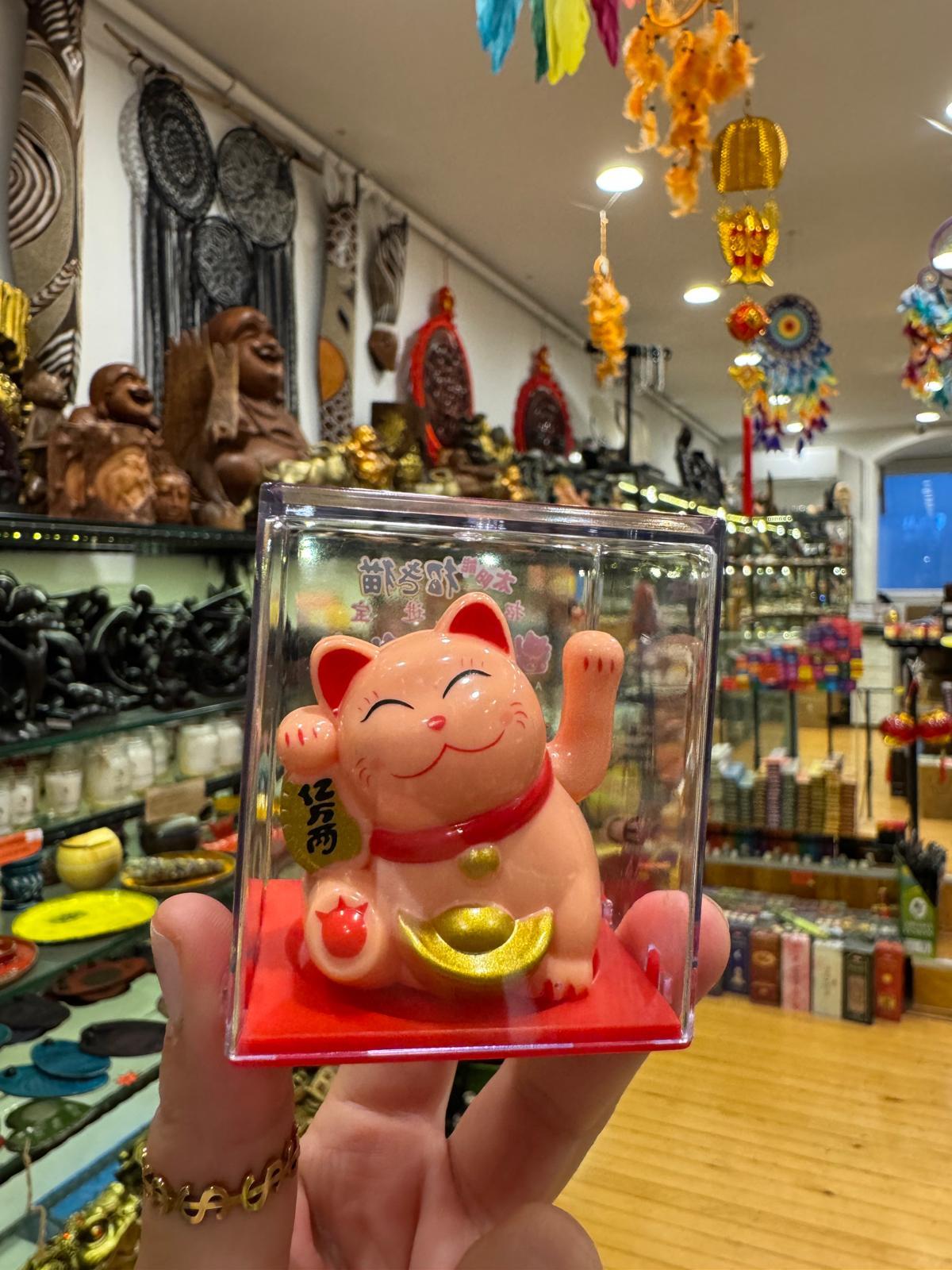 Çağıran kedi Maneki Neko