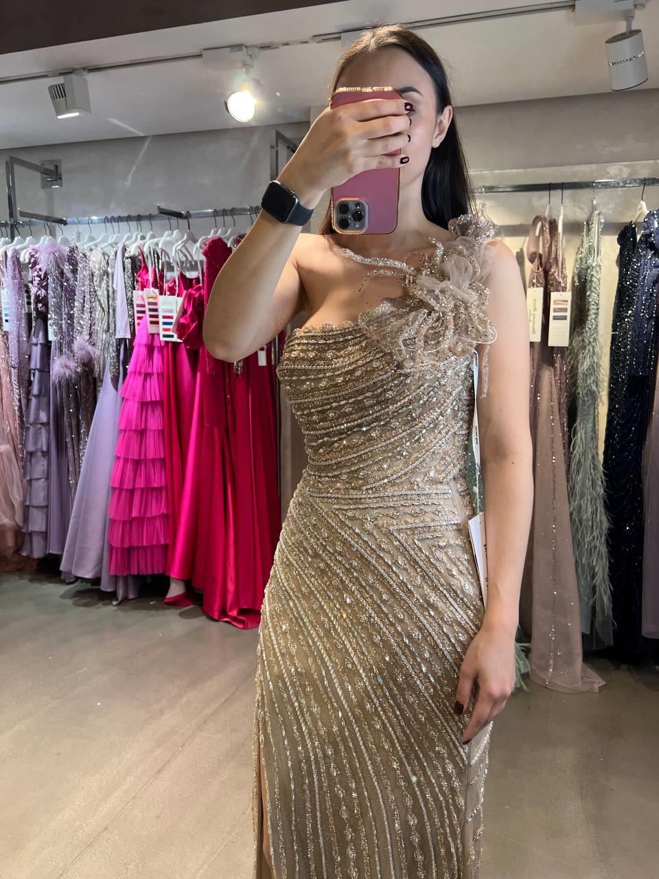 Bej Tek Askılı Kople Taş İşlemeli Üzeri Çiçek Detaylı Derin Yırtmaçlı Kadın Abiye - askingoksu.com