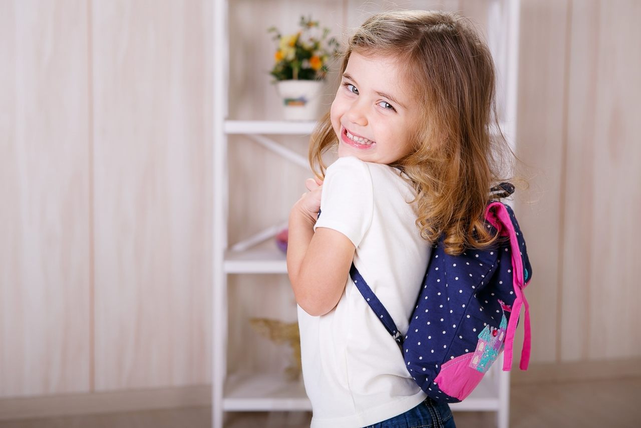 okul çantası taşıyan küçük kız