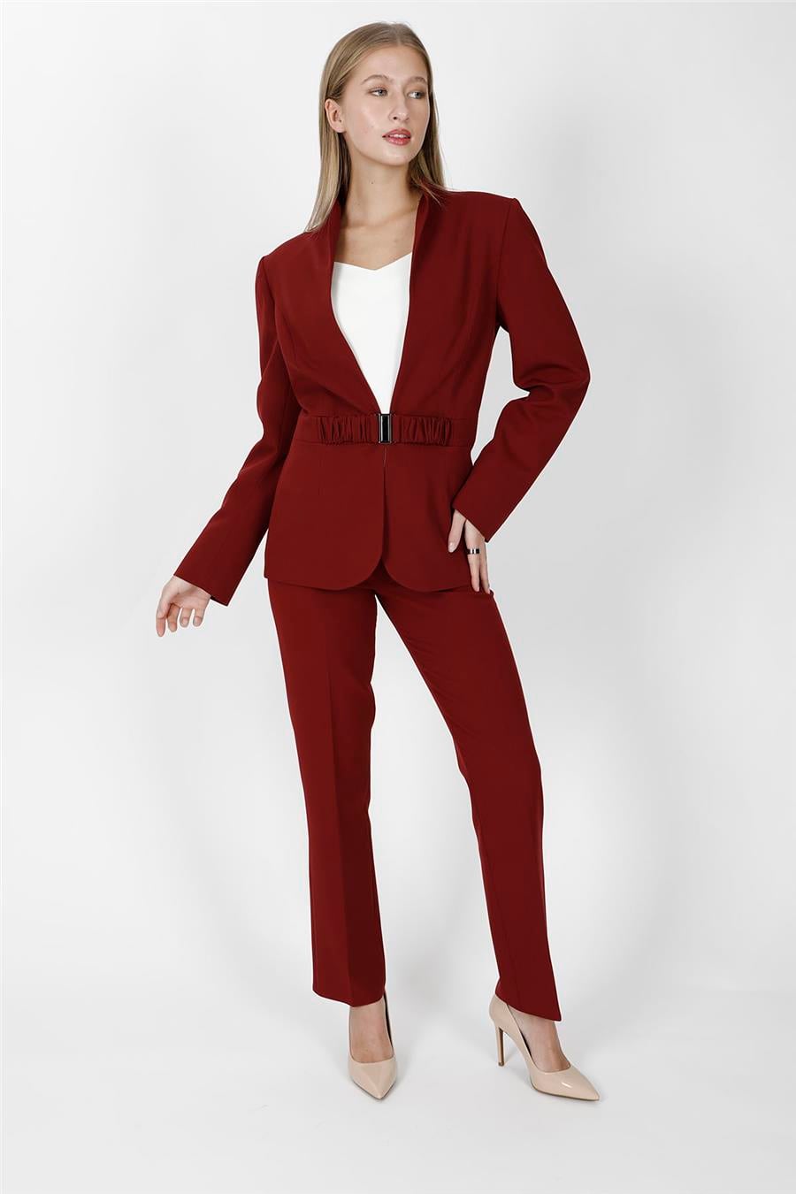 Dik Yaka Tokalı Ceket & Kemerli Boru Paça Pantolon-Bordo